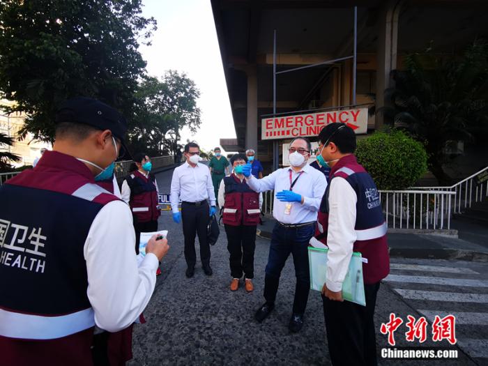当地时间2020年4月7日,赴菲中国医疗专家到访崇仁医院时,该院介绍已将一幢二层小楼单独辟为发热门诊;在住院部辟出两个楼层共42张病床,接纳疑似和确诊病患,已有数位患者治愈出院。中国专家组考察后认为,崇仁医院拥有较好的基础设施和较高水准的医疗团队,针对新冠疫情所做努力和实际效果值得肯定。<a target='_blank' href='http://www.chinanews.com/'>中新社</a>记者 关向东 摄 当地时间2020年4月7日,赴菲中国医疗专家到访崇仁医院时,该院介绍已将一幢二层小楼单独辟为发热门诊;在住院部辟出两个楼层共42张病床,接纳疑似和确诊病患,已有数位患者治愈出院。中国专家组考察后认为,崇仁医院拥有较好的基础设施和较高水准的医疗团队,针对新冠疫情所做努力和实际效果值得肯定。<a target='_blank' href='http://www.chinanews.com/'>中新社</a>记者 关向东 摄