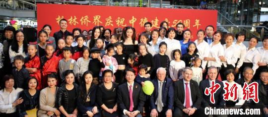 图为参加联欢会的嘉宾及演员合影。　德国中欧文化艺术交流协会供图