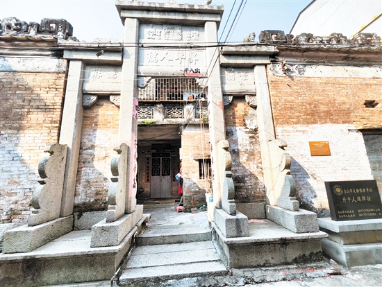 在汶村村古城，古迹建筑随处可见。图为人瑞牌坊。