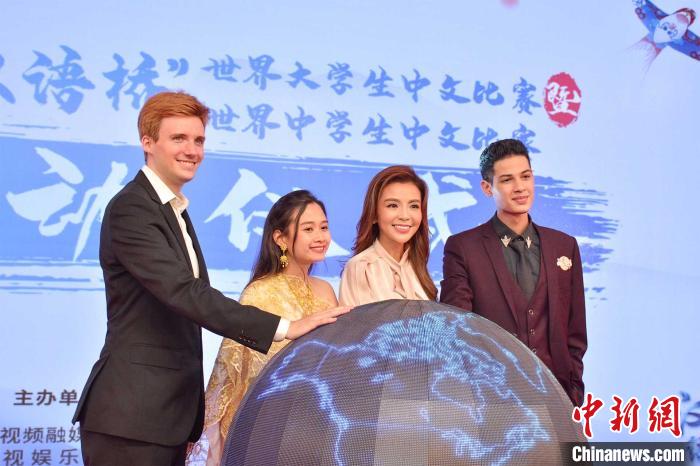 朱迅与“冠军团”选手合影。　史召 摄