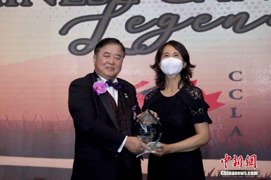图为谭咏诗（右）获颁“红枫传奇”奖。 <a target='_blank' href='/'>中新社</a>记者 余瑞冬 摄