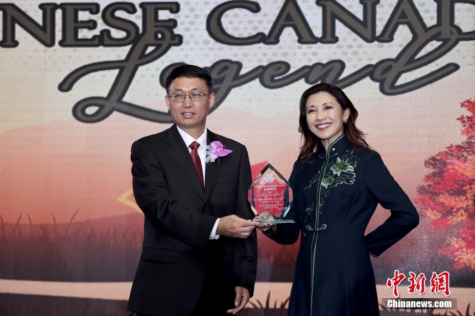 图为吴振红（右）获颁“红枫传奇”奖。 <a target='_blank' href='/'>中新社</a>记者 余瑞冬 摄
