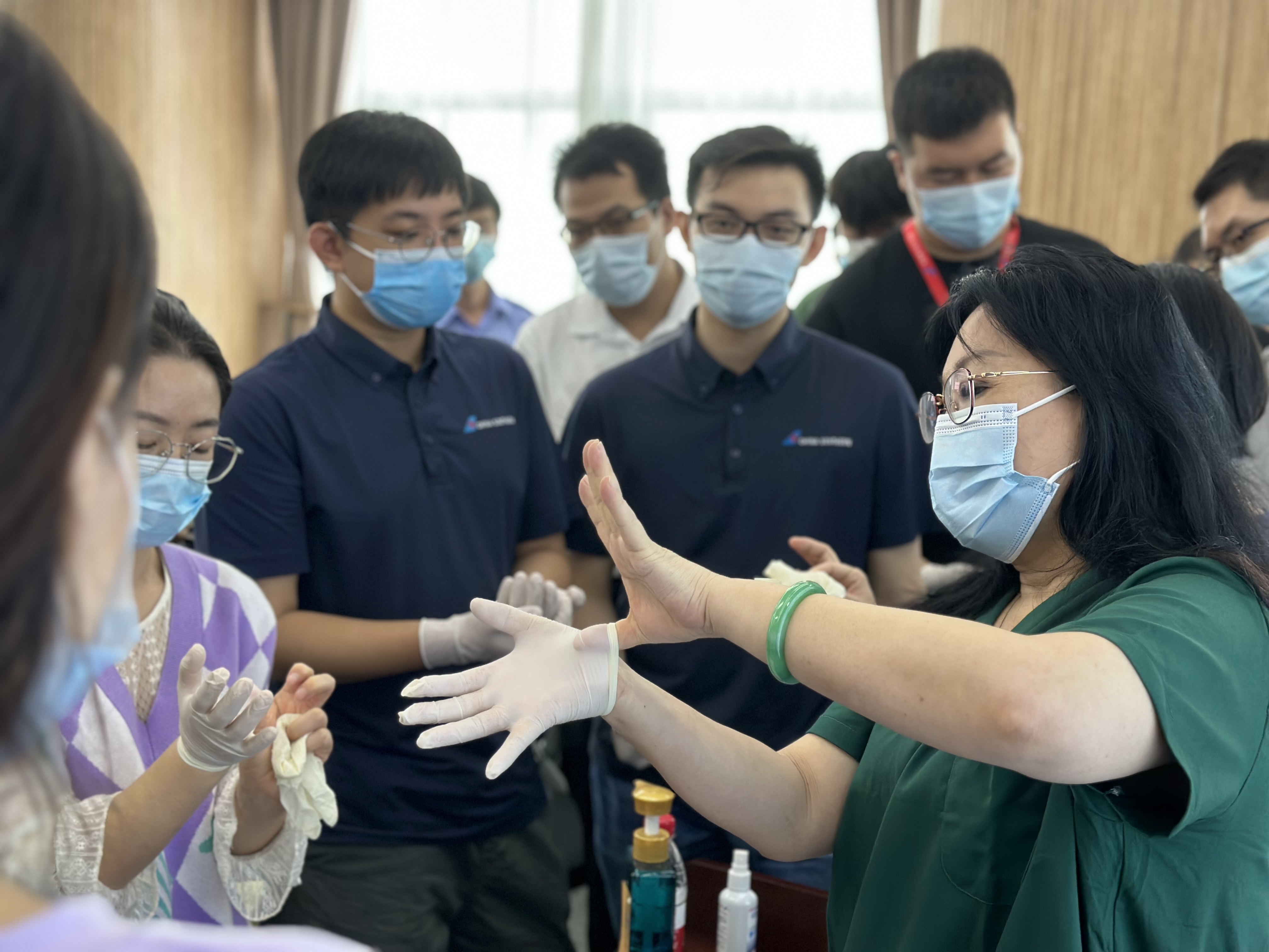 11月16日，团省委协调省护士协会前往南航在穗两处办公地点，为青年志愿者开展疫情防控专业培训
