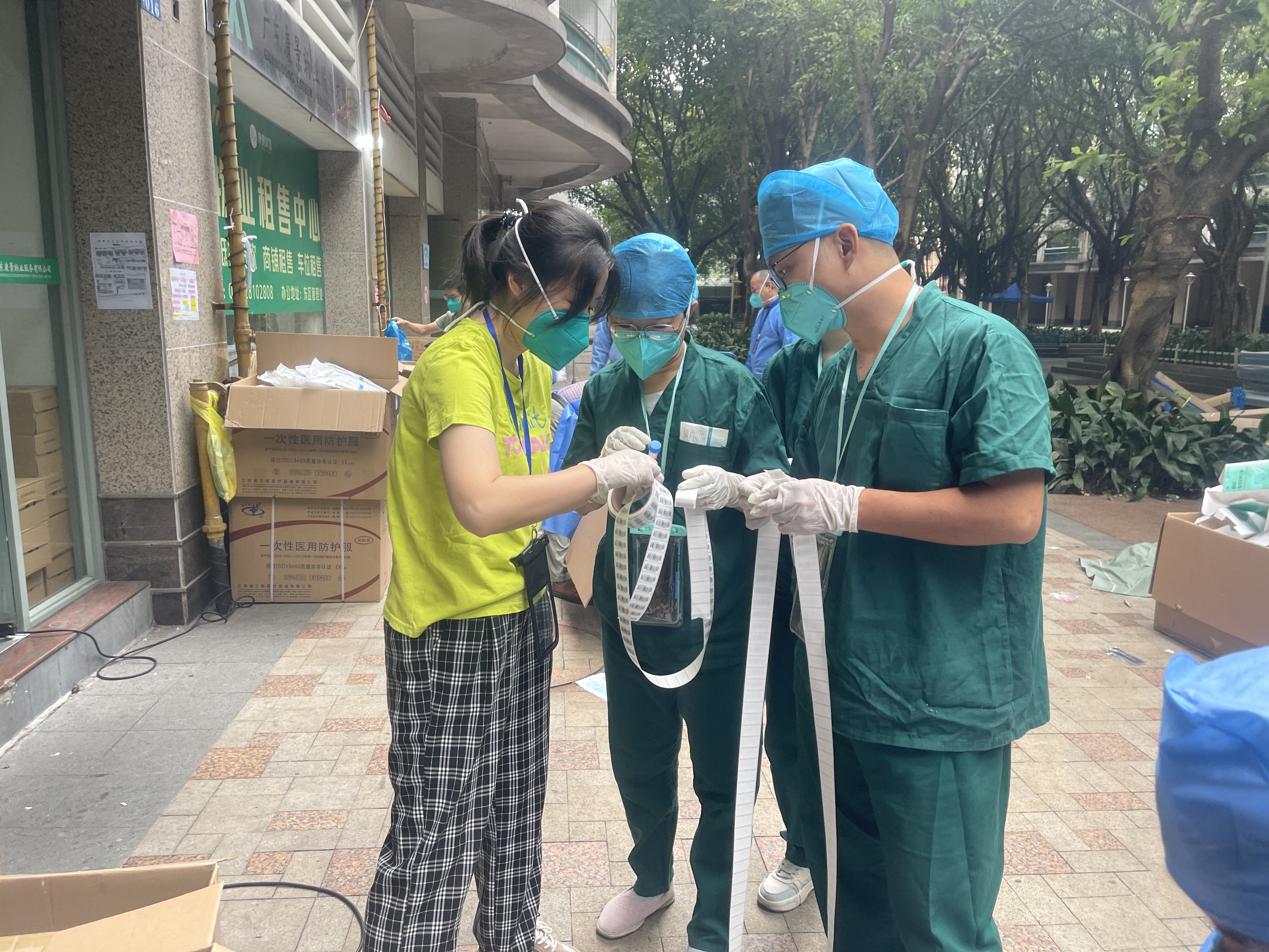 11月15日，广东疫情防控专业志愿者在做服务前的准备工作
