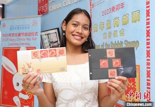 中国侨网当地一位女子展示生肖邮票和首日封。　桑钦龙　摄