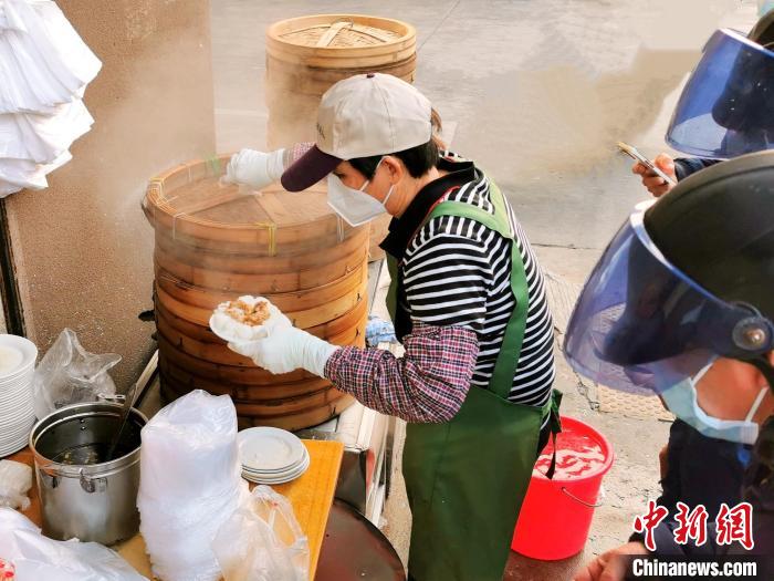 中国侨网台城大家好美食店的碟仔排骨粉，一炊熟就被食客争先打包　李晓春　摄