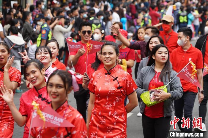 菲律宾北部城市碧瑶举办盛大游行活动，庆祝中国春节。图为参加游行的民众。　张兴龙 摄