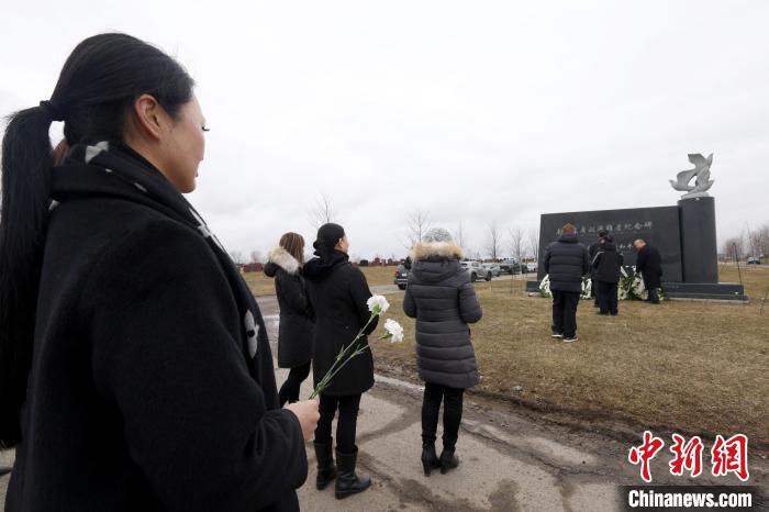 中国侨网加拿大大多伦多地区华侨华人代表4月4日来到坐落于当地爱恩墓园内的南京大屠杀遇难者纪念碑祭扫。　余瑞冬　摄