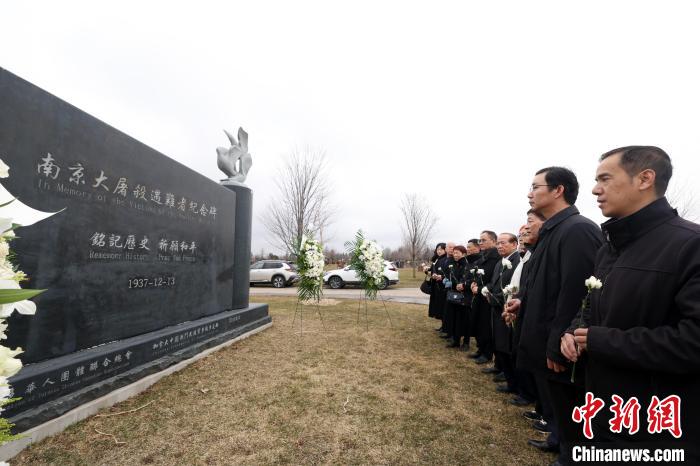 加拿大大多伦多地区华侨华人代表4月4日来到坐落于当地爱恩墓园内的南京大屠杀遇难者纪念碑祭扫。　余瑞冬 摄