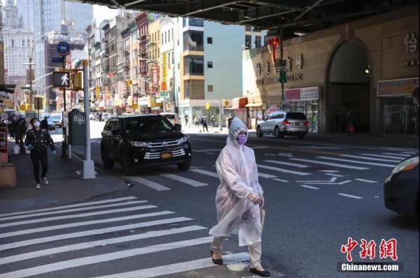 纽约市曼哈顿唐人街，一名“全副武装”的女子正在过马路。<a target='_blank' href='http://www.chinanews.com/'><p  align=