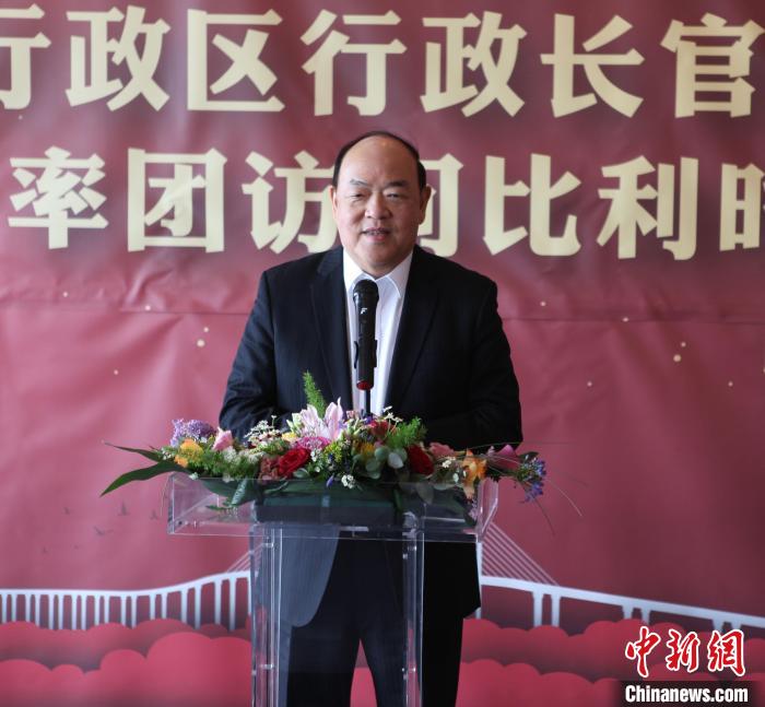 中国侨网贺一诚在欢迎午宴上致辞。　德永健　摄