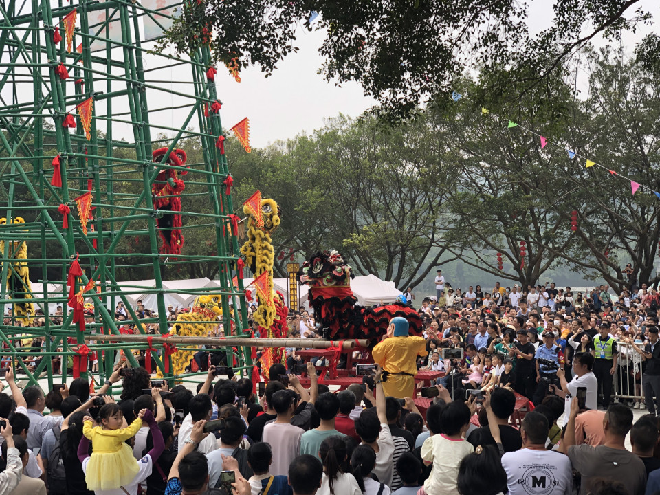 佛山西樵山景区推出“樵山狮王，宝塔争霸”醒狮文化节。