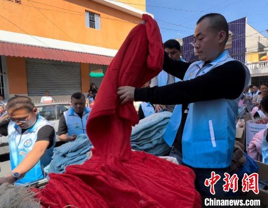中国侨网巴西华人慈善公益平台日前组织大型慈善公益活动，走进圣保罗贫民窟。图为活动现场。　巴西华人慈善公益平台供图