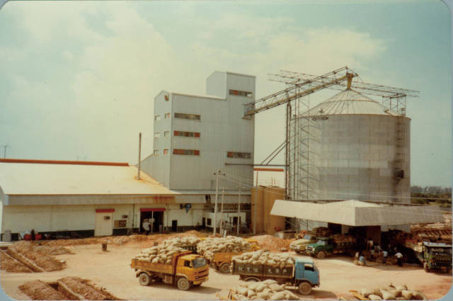 1982年，正大康地深圳公司饲料厂边建设边生产。