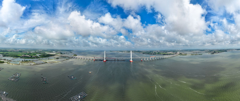 　　建设中的湛江鹭洲大桥（5月25日摄，无人机全景照片）。中铁大桥局承建的鹭洲大桥横跨南三岛，建成通车后，当地居民出入岛时长将由45分钟缩短至15分钟，为南三岛海岛旅游发展奠定交通基础。新华社记者 毛思倩 摄