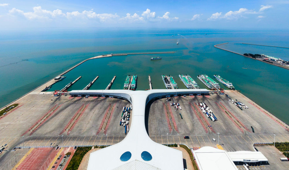 　　广东省湛江市徐闻港风光（5月26日摄，无人机照片）。徐闻港是琼州海峡北岸最主要的客货运输港口，是连接粤港澳大湾区与海南自由贸易港的重要港口。新华社记者 邓华 摄