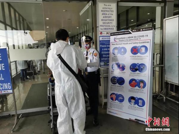 资料图：2020年8月，菲律宾马尼拉机场加强候机人员进入机场的安全检查。<a target='_blank' href='http://www.chinanews.com/'>中新社</a>记者 关向东 摄