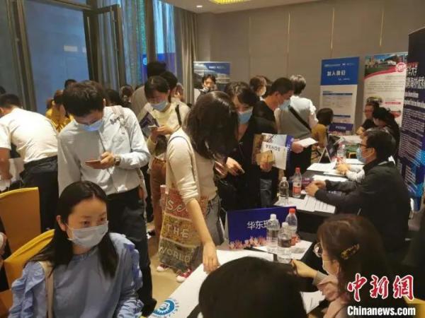 资料图：2020年10月11日，上海举行留学回国人员专场招聘会。许婧 摄
