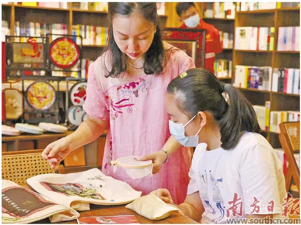 在潮州金山书院举办的“非遗青春”系列活动现场。图为学生体验潮绣。南方日报记者 黄敏璇 摄