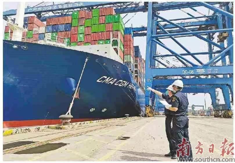 广州海关所属南沙海关关员对即将出口的“一港通”货物进行监管。石磊 关悦 摄