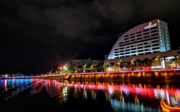 夜游梅江河,一江两岸的美景尽收眼底,灯光倒映在河水中,若隐若现,别有韵味。韩辉 摄 夜游梅江河,一江两岸的美景尽收眼底,灯光倒映在河水中,若隐若现,别有韵味。韩辉 摄