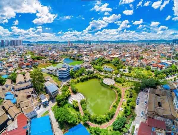 红杏坊又称“望杏坊”,其核心区域在梅江区西郊街道萝卜坪、十甲尾、长巷子、黄泥墩、禾好塘、月影塘、更楼下周边地区,是梅江区“一城两坊”的重要组成部分。王宝生 摄 (梅州市梅江区委办供图)
红杏坊又称“望杏坊”,其核心区域在梅江区西郊街道萝卜坪、十甲尾、长巷子、黄泥墩、禾好塘、月影塘、更楼下周边地区,是梅江区“一城两坊”的重要组成部分。王宝生 摄 (梅州市梅江区委办供图)