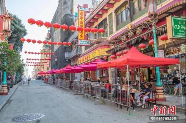  资料图：当地时间9月6日，顾客在美国旧金山唐人街街头用餐。中新社记者 刘关关 摄