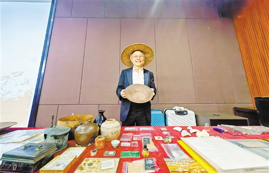陈灿培、李碧清伉俪此次捐赠的华侨文物资料共160余件。