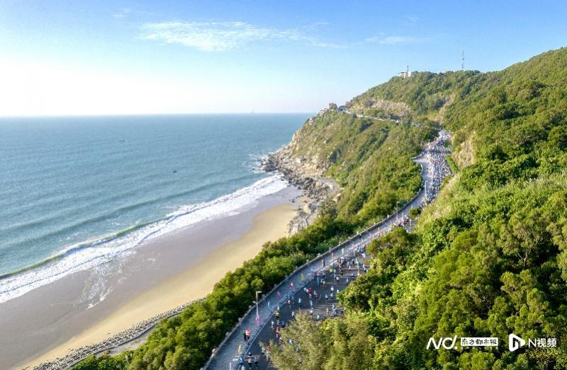 2023年11月19日，2023阳江海陵岛马拉松，1.5万跑者在美丽的环岛滨海赛道完成赛事。南都拍客 吕华当 摄