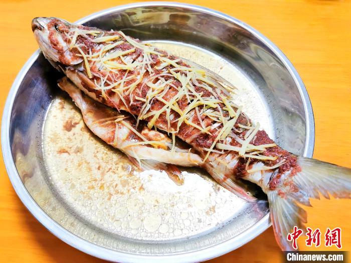 咸鰢蒸鲮鱼 李晓春 摄