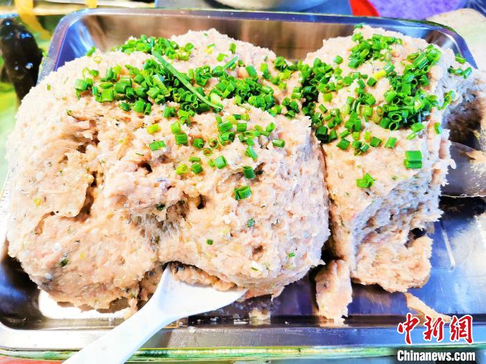 台山台城菜市场上销售的新鲜鲮鱼滑 李晓春 摄