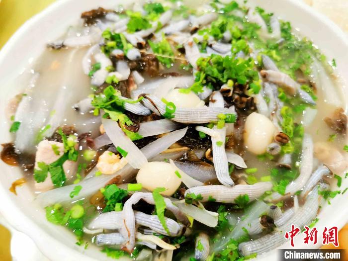 用鲮鱼滑和海鲜烹饪的咸汤圆鲜香诱人(资料图) 李晓春 摄