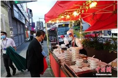 资料图：一家中餐厅在纽约法拉盛社区街道旁外卖菜肴。<a target='_blank' href='http://www.chinanews.com/'>中新社</a>记者廖攀摄

