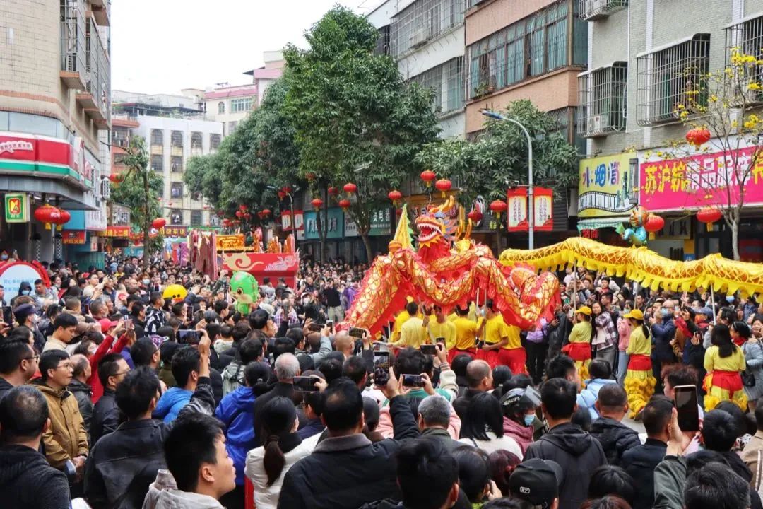 2月26日上午，湛江市赤坎区百姓村举办年例巡游，村中街道上挤满了人