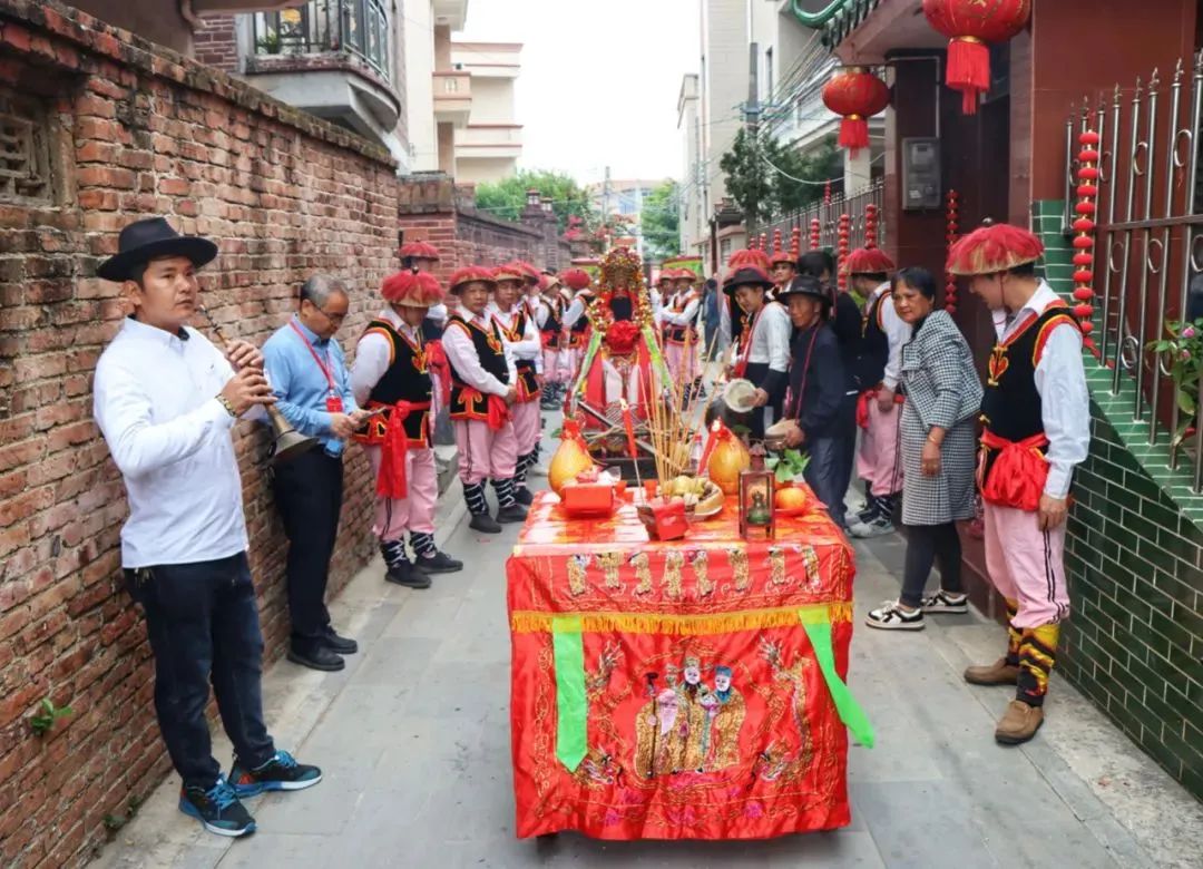 霞街村居民在自家门前的街道上“摆盅”，游神队伍巡游至此，家中男女老少即面对神像叩拜，祈求平安兴盛