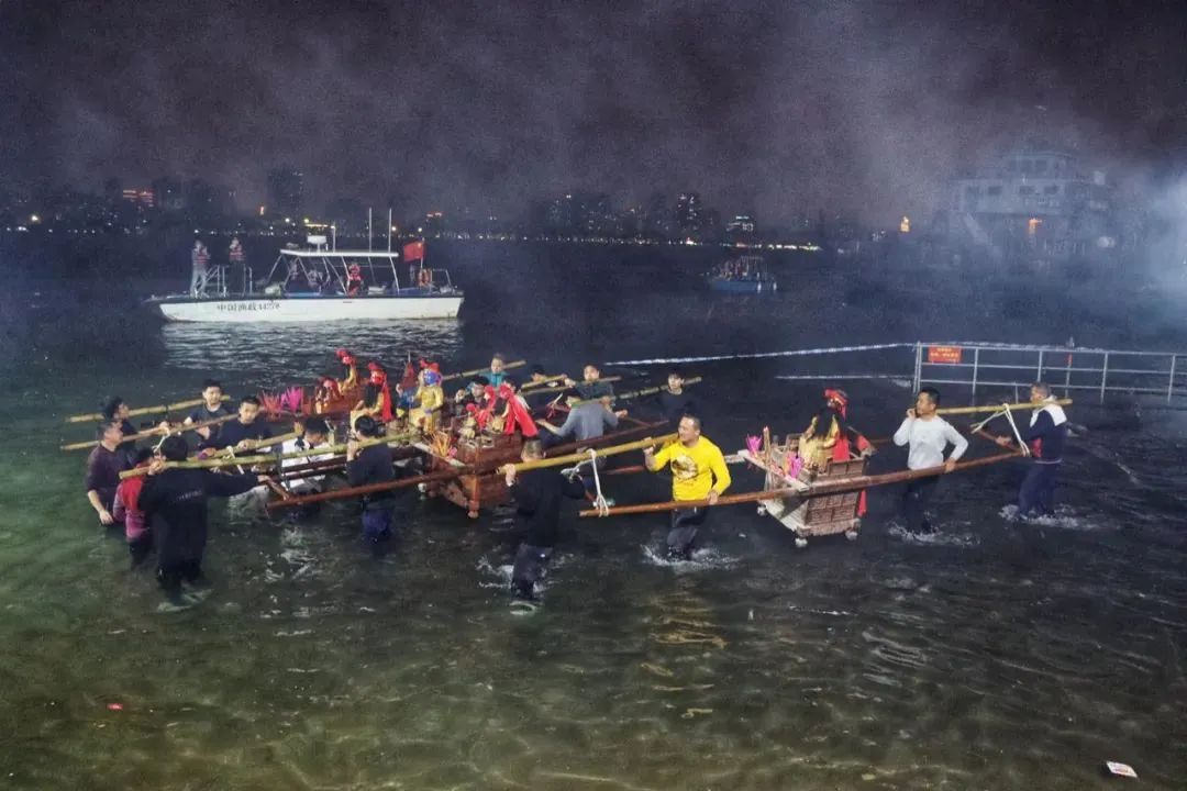 元宵节当晚，湛江市坡头区麻斜罗侯王庙会海上游神，当地居民抬着“神轿”走入海中