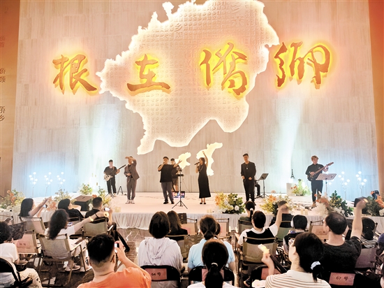 一首首经典歌曲，让现场观众沉醉其中。