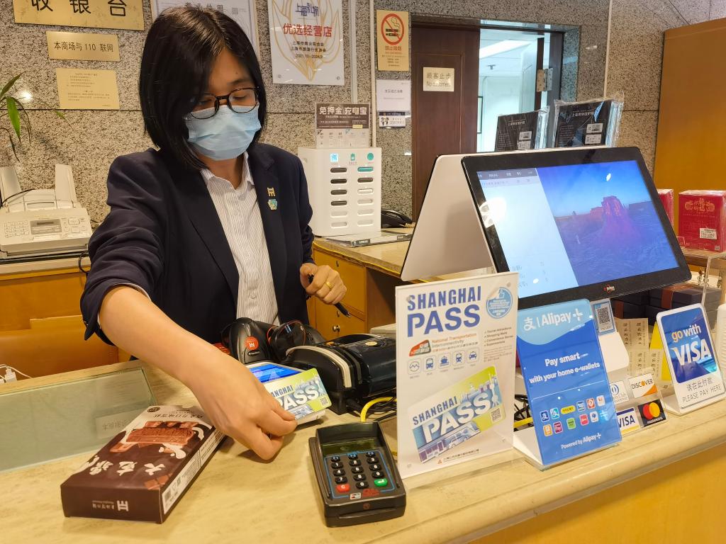 　　5月22日，游客在上海博物馆人民广场馆纪念品商店使用“Shanghai Pass”购买了一支文创雪糕。新华社记者陈爱平 摄