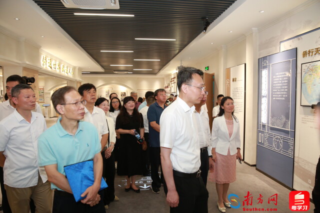 与会人员参观人和华侨文化展示中心。