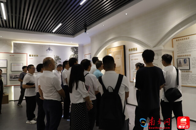讲解员为大家解说人和华侨文化展示中心内容。