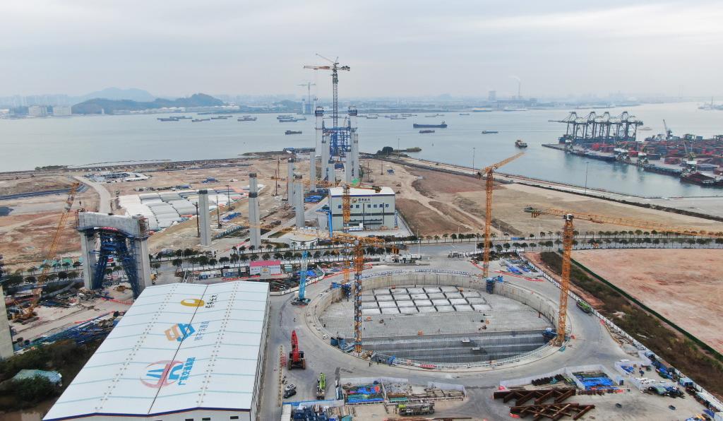 狮子洋大桥东主塔和东锚碇施工现场俯瞰（2025年2月6日摄，无人机照片）。新华社记者王瑞平 摄