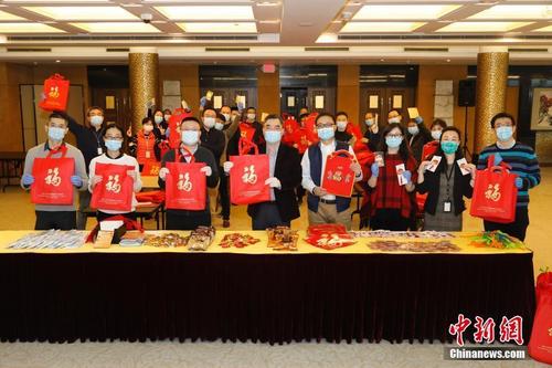 驻纽约总领馆向有困难留学生、侨胞发放“春节包”