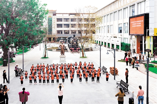 陈宜禧纪念广场位于原斗山公园，在新宁铁路旧址的起点上改建而成，内有陈宜禧人物雕像、蒸汽火车头、铁路文化长廊等。