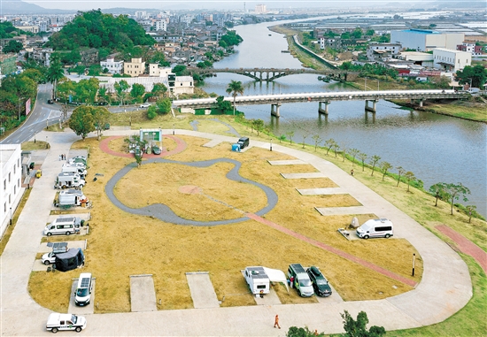 斗山河位于圩镇河段，附近建有滨河公园等休闲场所，是亲子活动、河畔散步的好去处。