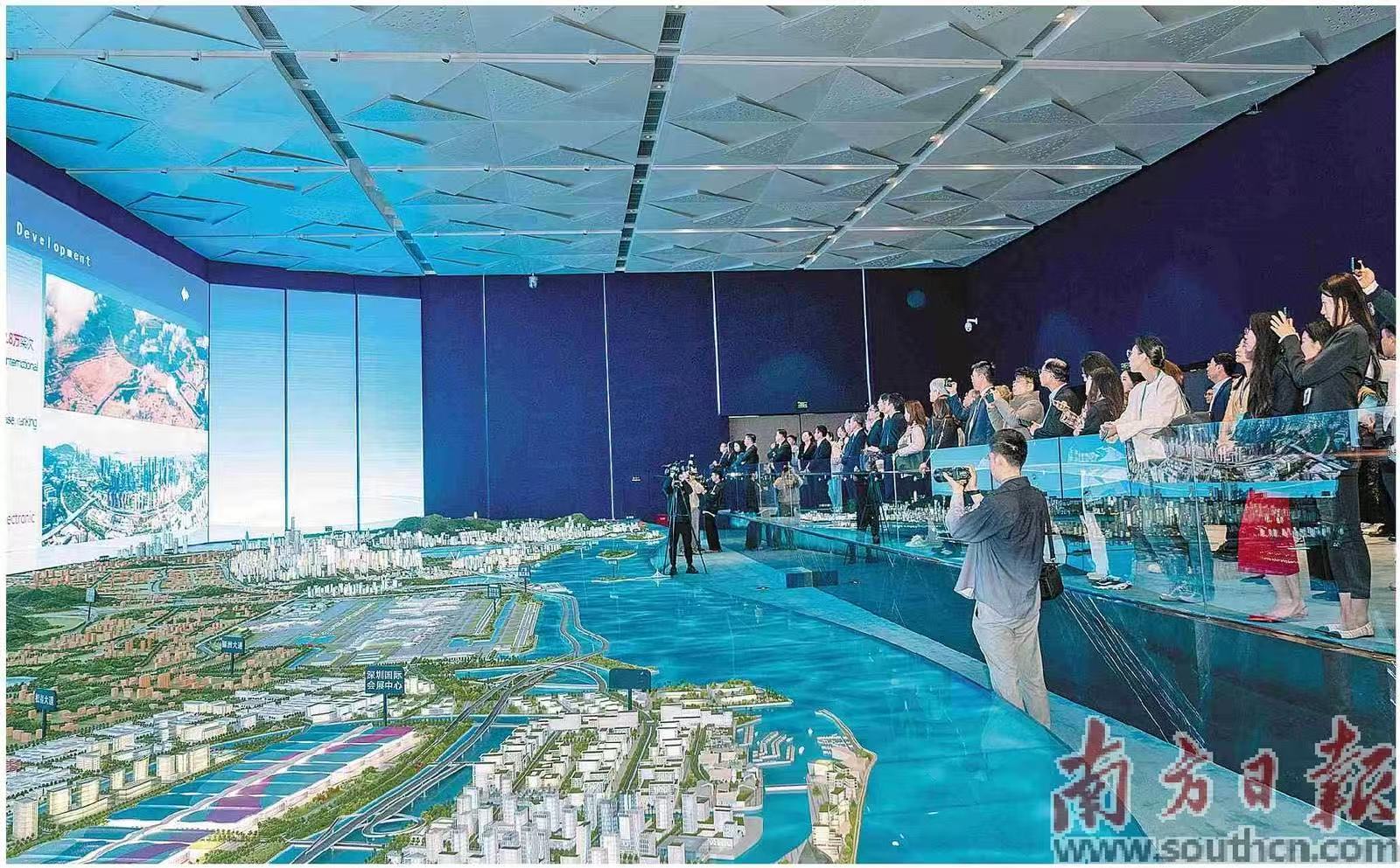 4月3日，外资企业“广东行”活动代表来到深圳前海展示厅调研。南方日报记者 钟志辉 摄