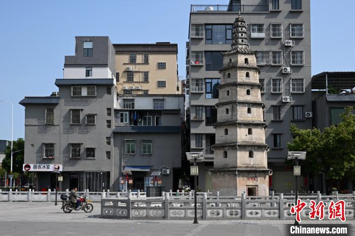 中国侨网4月7日，探访广东省汕头市腾辉塔。腾辉塔是中国内地罕有的贝灰夯筑的“塔上塔”古塔，具有浓郁的地方特色和较高的历史、民俗、建筑艺术价值，为广东省文物保护单位。中新社记者 陈楚红 摄　