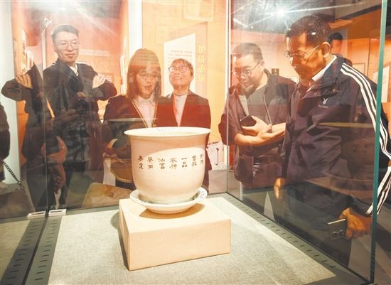 市民正在参观“周恩来总理1958年送给印尼归侨关崇涧的花盆”。郭永乐