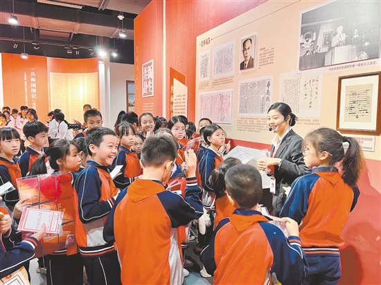 开幕当天，“共和国印记主题研学”同步进行，同学们在讲解员带领下参观展览。黎禹君