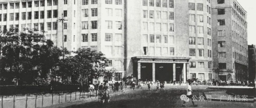 图为1959年秋，中国出口商品交易会迁至广州市海珠广场北面新建的十层大楼——起义路1号陈列馆。