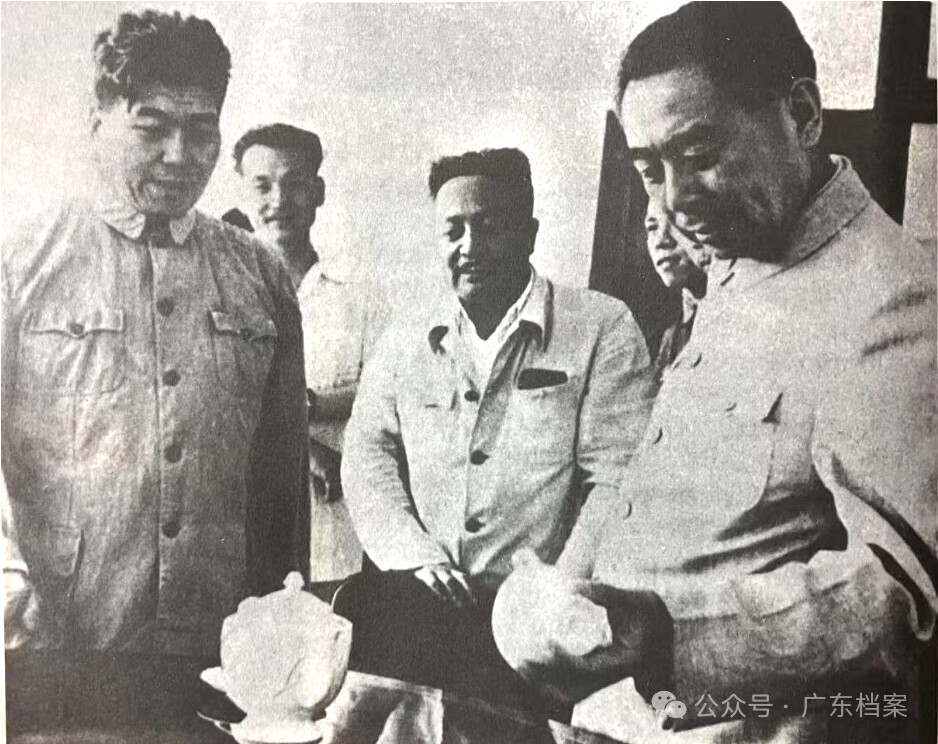 图为周恩来总理（右一）视察第3届广交会。